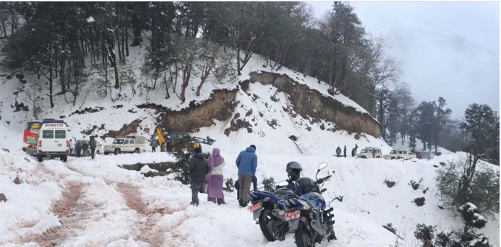 भारी हिमपातले मध्यपहाडी लोकमार्ग अवरुद्ध