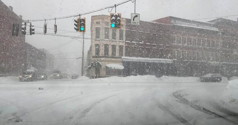 हिमआँधीले अमेरिकामा १० लाखभन्दा बढी घरधुरीमा विद्युत सेवा अवरुद्ध, हजारौँ उडान अवरुद्ध