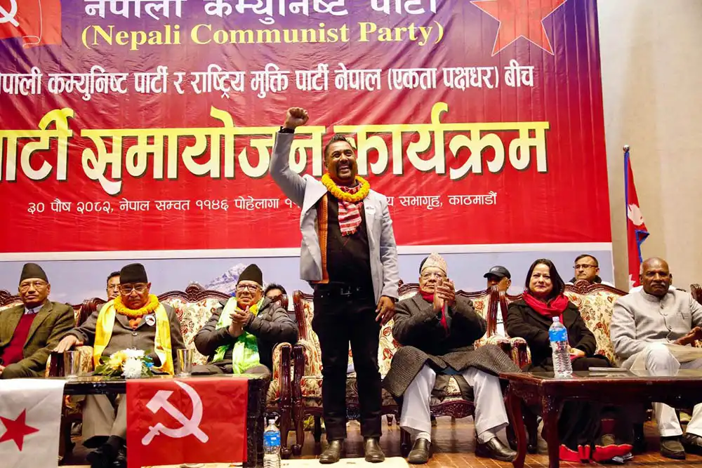 सुमन सायमी नेपाली कम्युनिष्ट पार्टीमा प्रवेश, प्रचण्डले गरे स्वागत