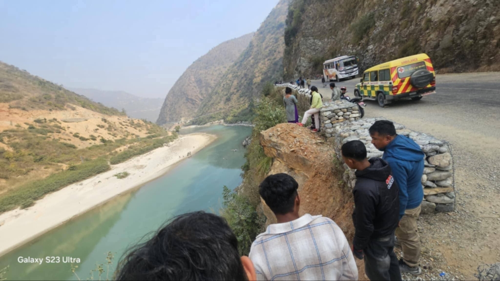 रामेछापको मसानटारमा यात्रुबहाक वस दुर्घटना, ५ जनाको मृत्यु