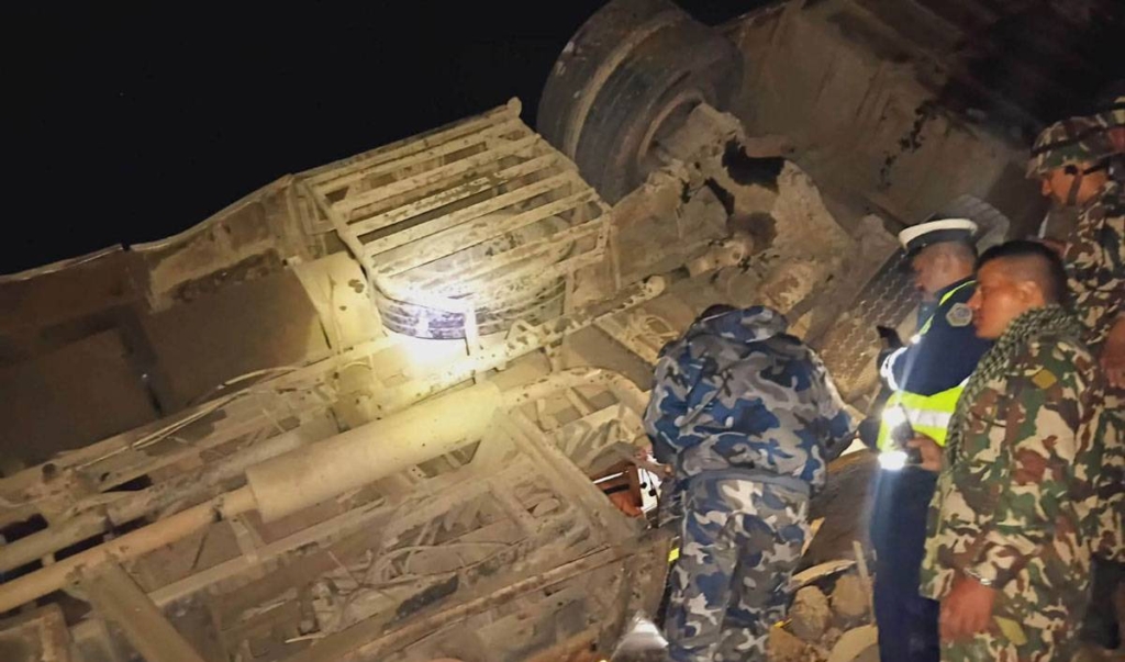 पोखराबाट काठमाडौँ आउँदै गरेको बस धादिङमा दुर्घटना, १७ जनाको मृत्यु