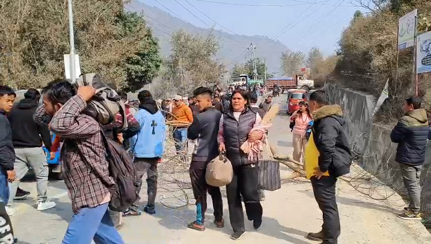 रामेछाप बस दुर्घटना–बिभिन्न माग राख्दै स्थानीयद्वारा सडक अवरुद्ध