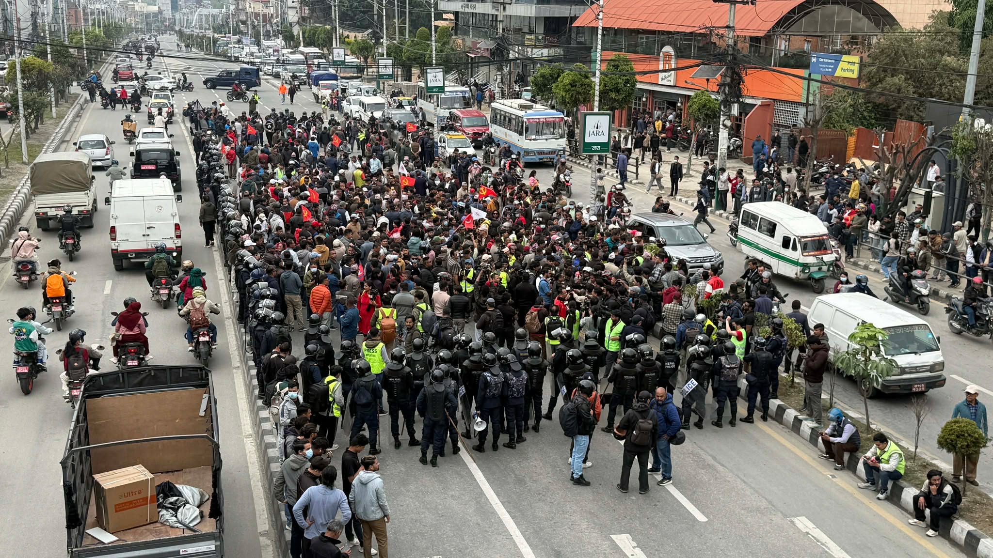 केपी ओलीको रिहाइको माग गर्दै सोमबार पनि काठमाडौंमा प्रदर्शन