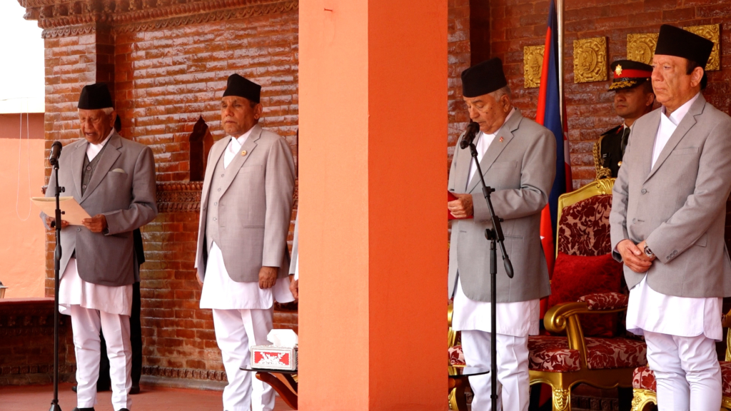 प्रतिनिधिसभाका ज्येष्ठ सदस्य अर्जुननरसिंह केसीद्वारा पद तथा गोपनीयताको शपथ