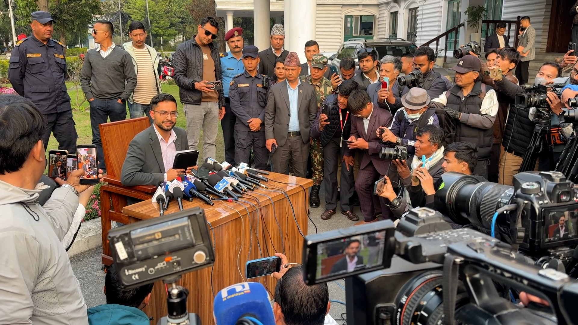 आगामी चैत १९ गते संघीय संसद्को अधिवेशन आह्वानका लागि सिफारिस गर्ने सरकारको निर्णय