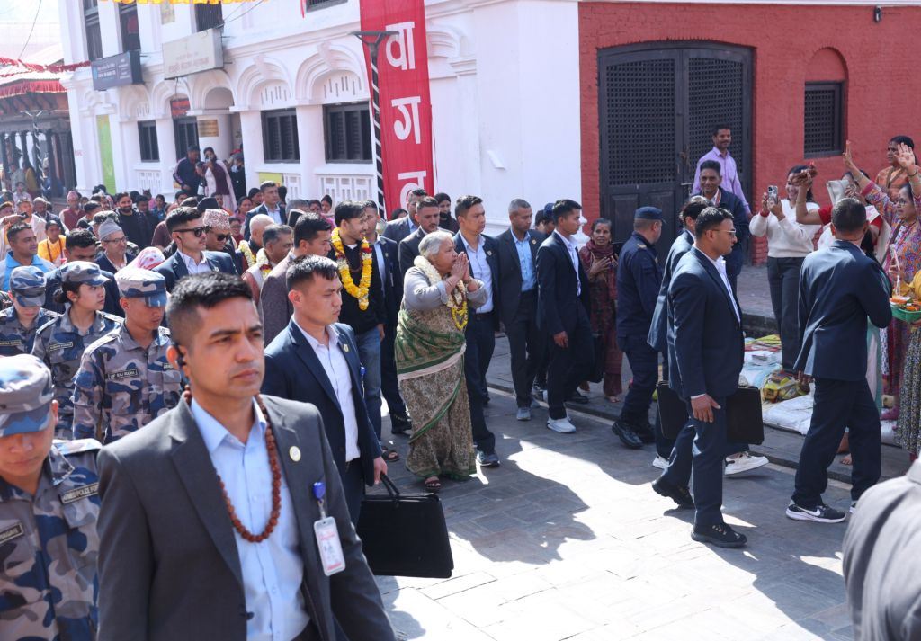 निर्वाचन सफल भएपछि प्रधानमन्त्री कार्कीद्वारा पशुपतिनाथमा रुद्राभिषेक पूजा