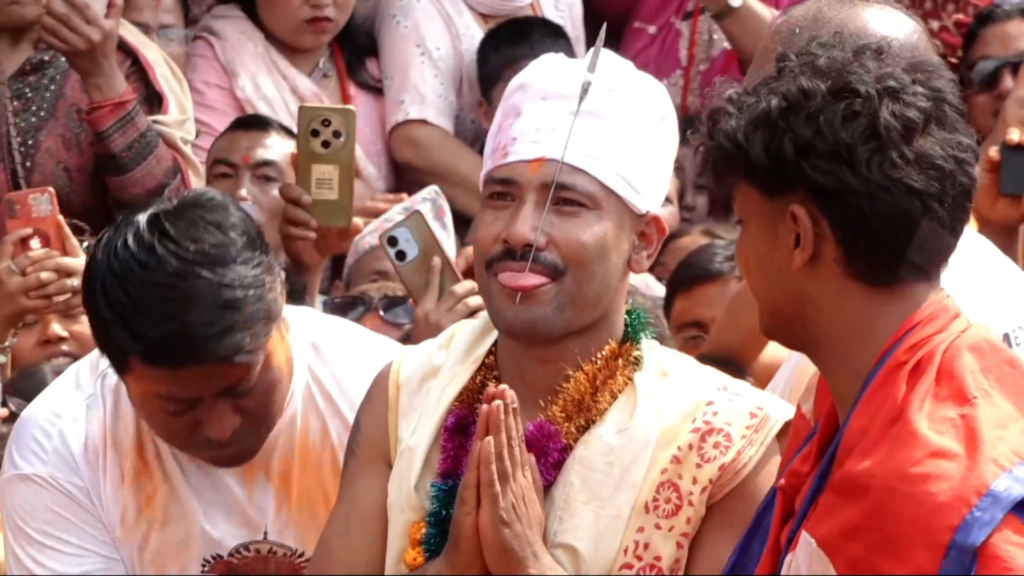 भक्तपुरको बोडेमा जिब्रो छेड्ने जात्रा : सुजन बाग श्रेष्ठले चौथो पटक छेडाए जिब्रो