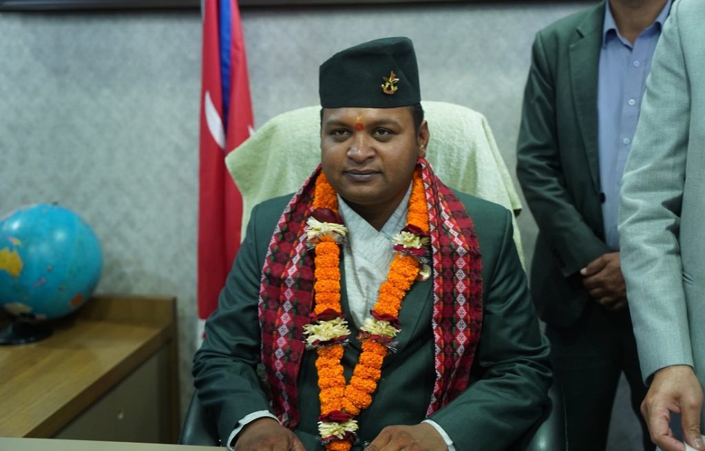 पदीय मर्यादाको दुरुपयोग गरेपछि श्रममन्त्री साह बर्खास्त