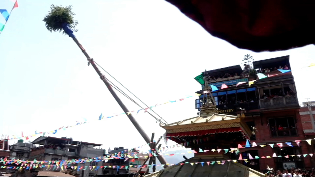 बिस्काः जात्रा : हात नभएको लिङ्गो ठड्याइयो