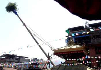 बिस्काः जात्रा : हात नभएको लिङ्गो ठड्याइयो