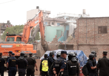 नदी किनारमा रहेको सुकुम्वासी बस्तीमा डोजर