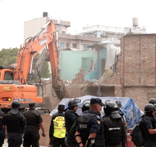 नदी किनारमा रहेको सुकुम्वासी बस्तीमा डोजर