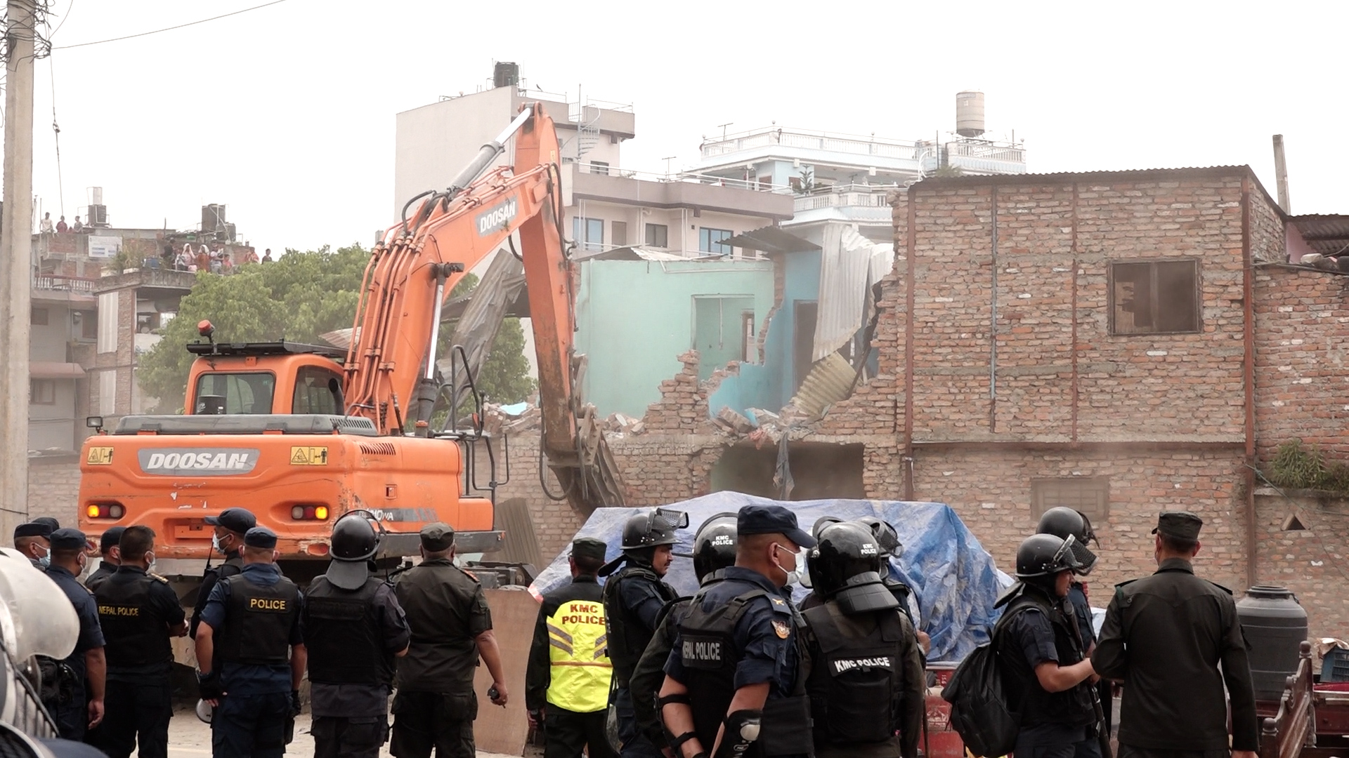 नदी किनारमा रहेको सुकुम्वासी बस्तीमा डोजर