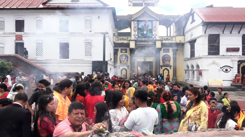 साउनको सोमबार पशुपतिनाथलगायत देशभरका शिवालयमा भक्तजनको घुइँचो