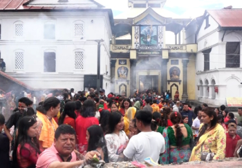 साउनको सोमबार पशुपतिनाथलगायत देशभरका शिवालयमा भक्तजनको घुइँचो