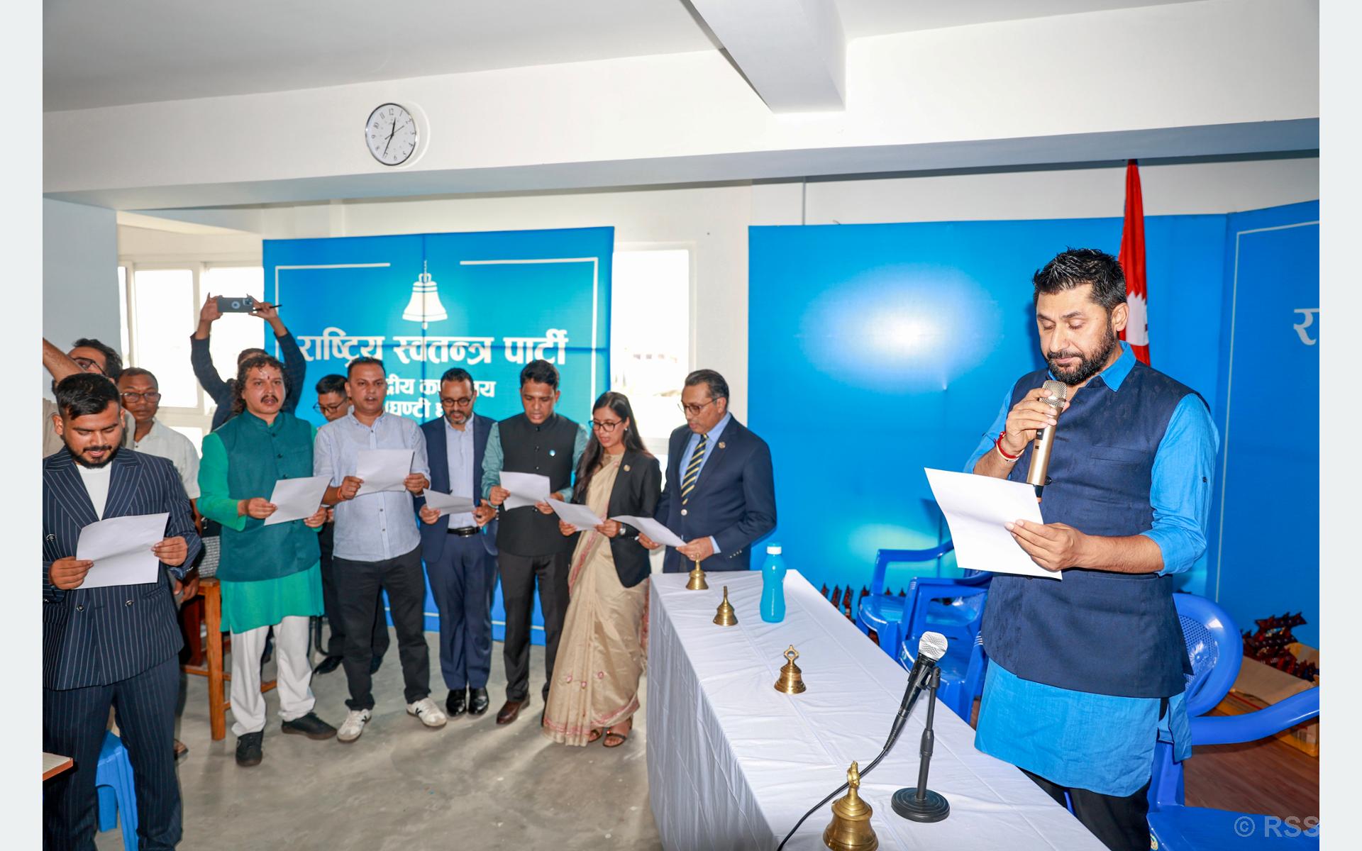 रास्वपा निर्वाचित पदाधिकारी तथा केन्द्रीय सदस्यहरुद्वारा सपथ
