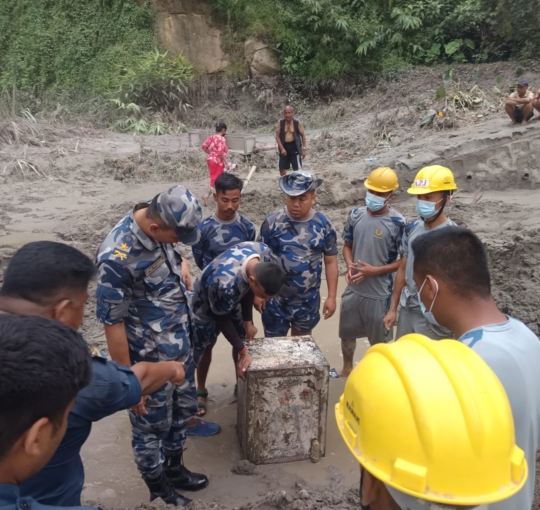 माटोले पुरिएको अवस्थामा भेटियो पैसा राख्ने लकर