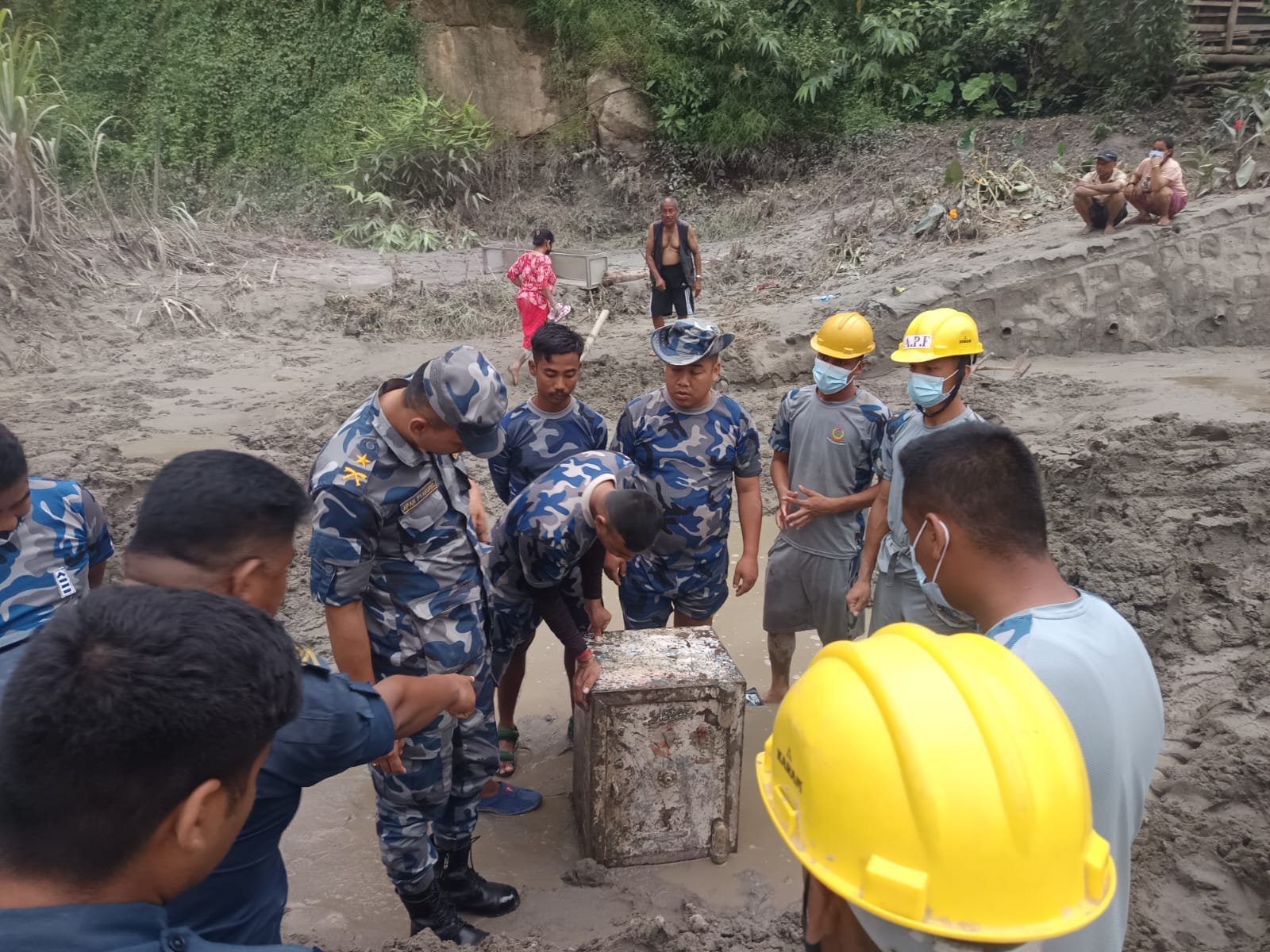 माटोले पुरिएको अवस्थामा भेटियो पैसा राख्ने लकर