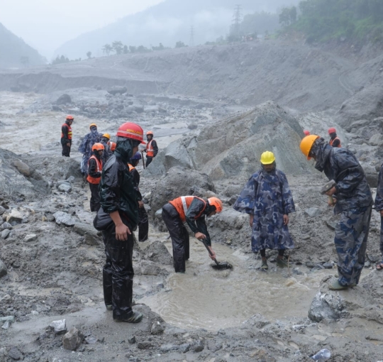 टनेलभित्र फसेका मानिसहरूको उद्धारको प्रयास जारी