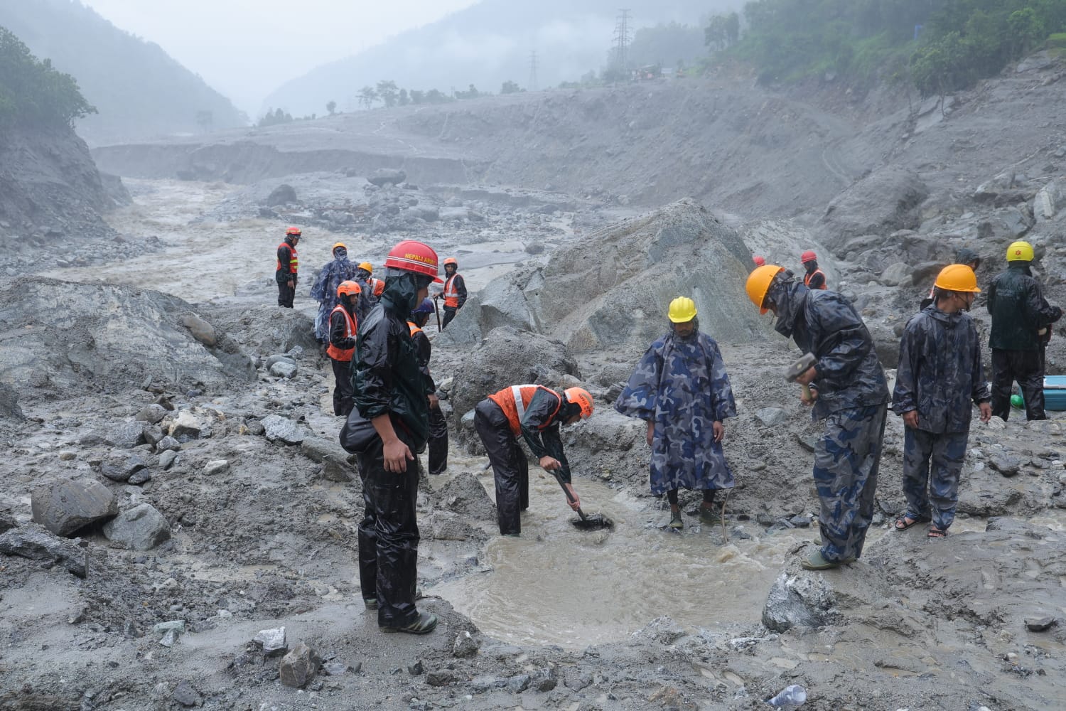 टनेलभित्र फसेका मानिसहरूको उद्धारको प्रयास जारी