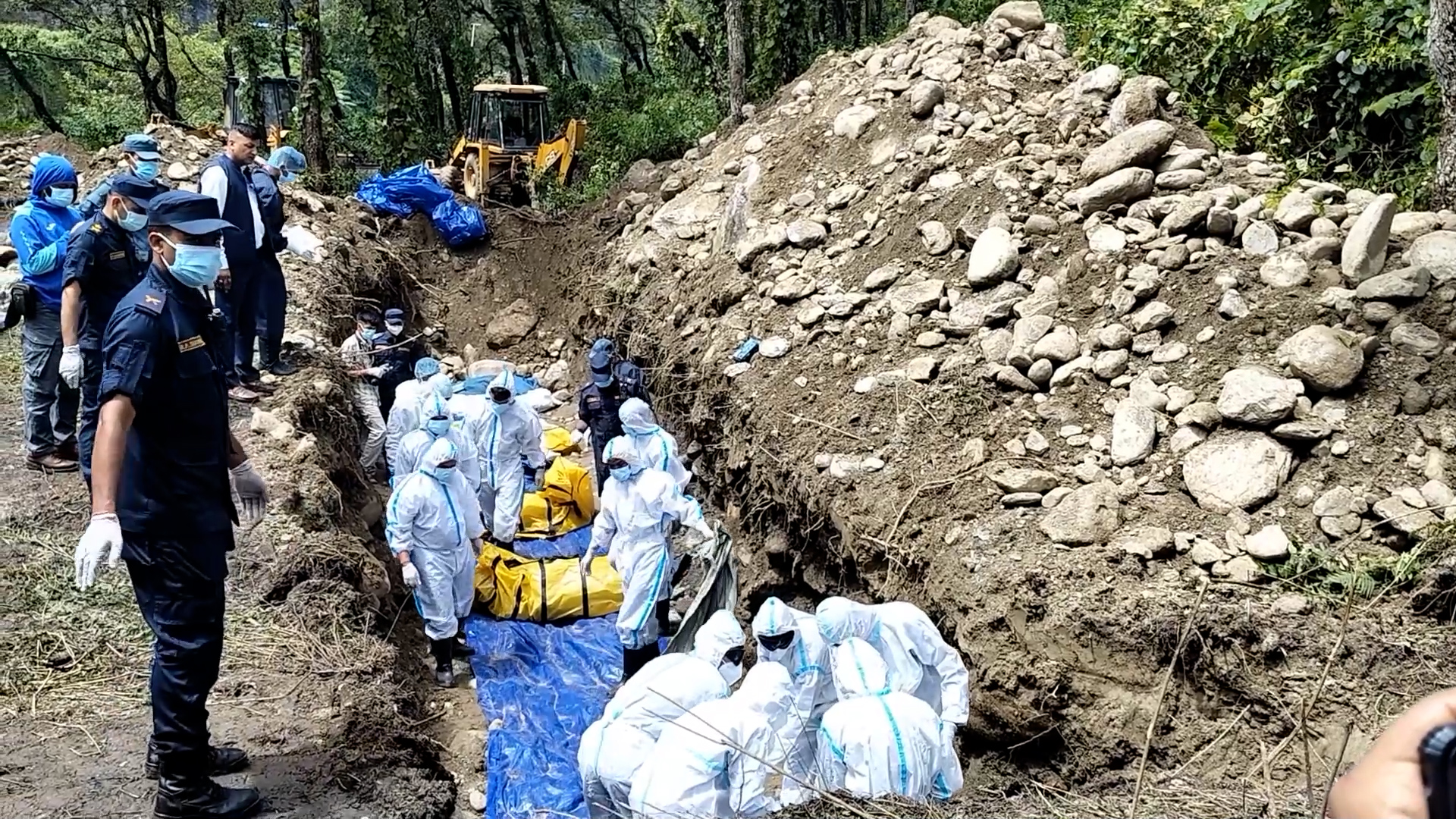 भोटेकोशी नदीमा आएको विनाशकारी बाढीका कारण १२ सय बढिको मृत्यु