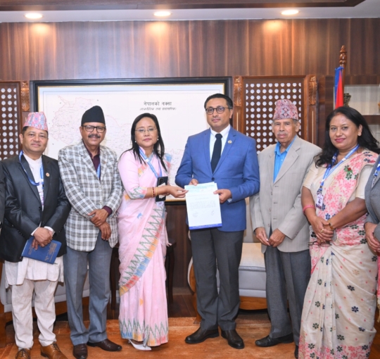 घरेलु तथा साना उद्योग महासंघले भेट्यो कार्यवाहक प्रधानमन्त्री वाग्ले