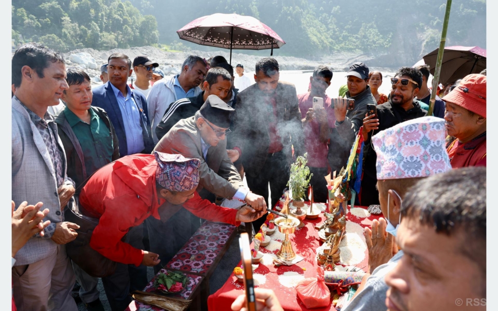 प्रचण्ड रसुवा–भोटेकोशी बाढीका मृतकको घेवामा सहभागी