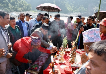 प्रचण्ड रसुवा–भोटेकोशी बाढीका मृतकको घेवामा सहभागी