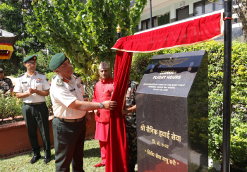 सैनिक हवाई सेवाको दुई लाखभन्दा बढी उडान घण्टा पूरा गरेको उपलक्ष्यमा शिलालेख अनावरण