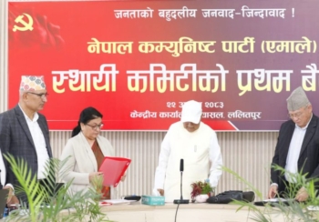एमाले वरिष्ठ नेता भण्डारीद्वारा अध्यक्ष ओली समक्ष शपथ