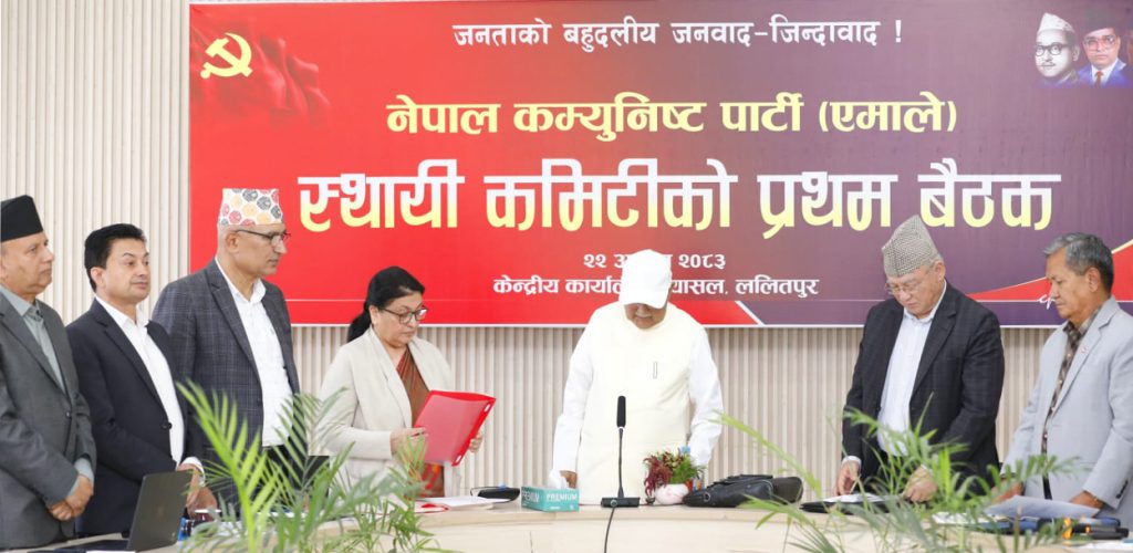एमाले वरिष्ठ नेता भण्डारीद्वारा अध्यक्ष ओली समक्ष शपथ